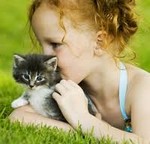 Ребенок и котенок