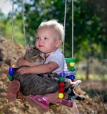 ребенок с кошкой